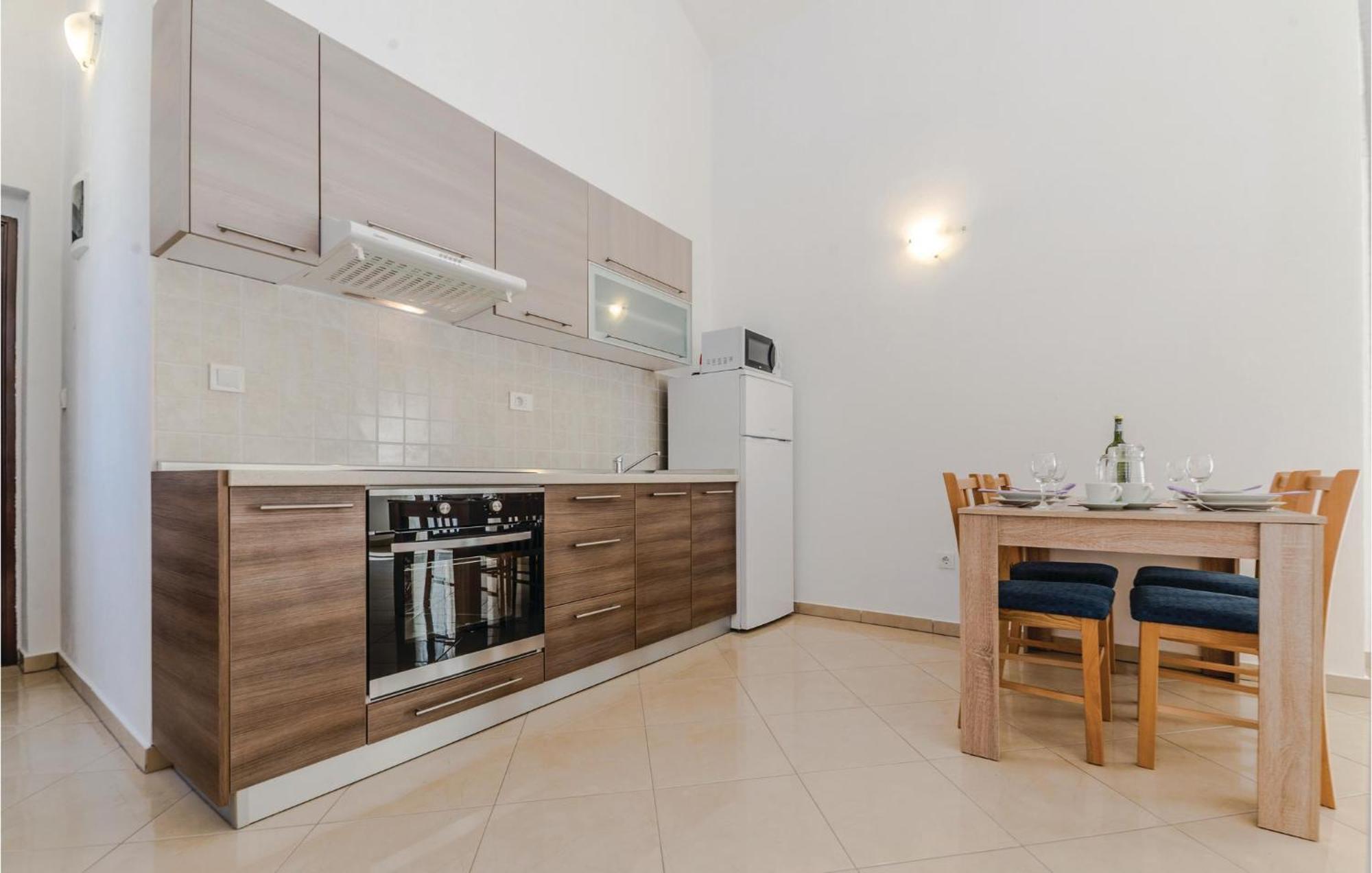 Lovely Apartment In Vlasici With Kitchen Dış mekan fotoğraf